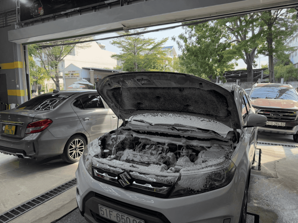 Vệ Sinh Khoang Máy Ô Tô Tại Quận 9