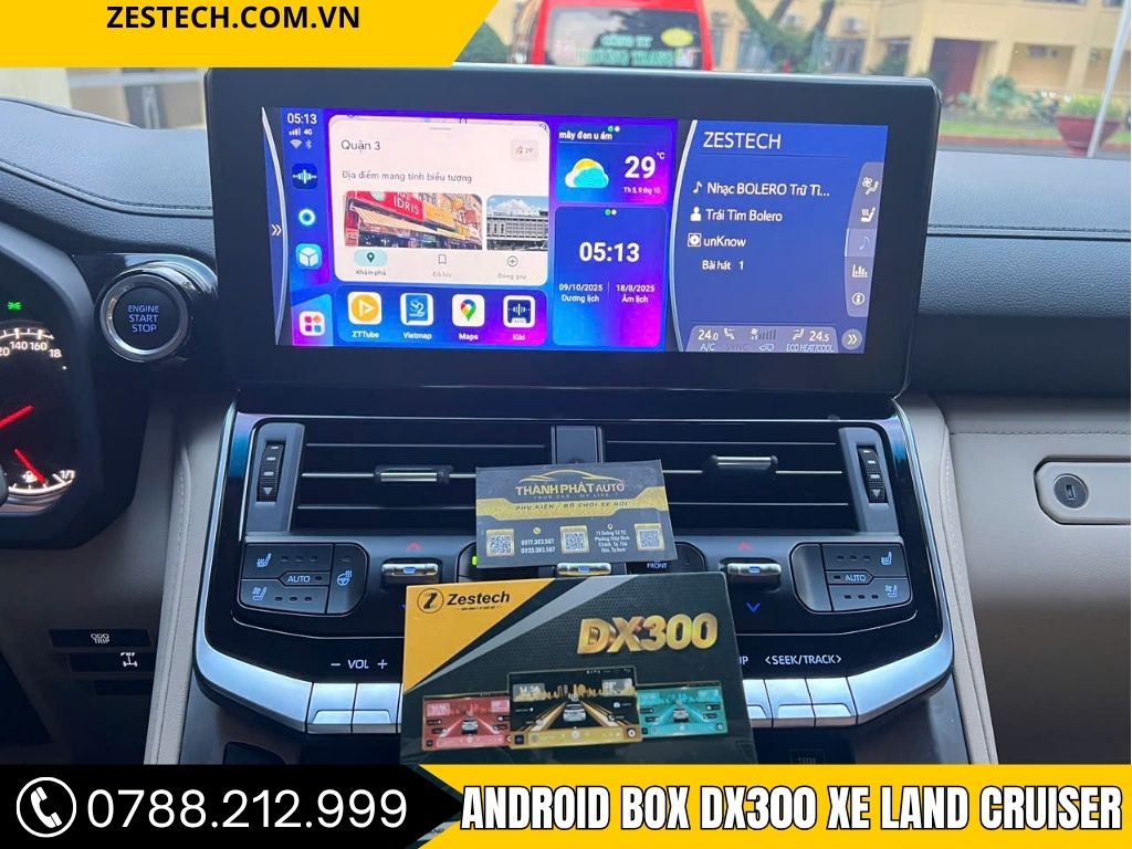 Ảnh màn hình ô tô hiển thị giao diện chính của Android Box DX300 Cho Toyota Land Cruiser, gồm các ứng dụng như bản đồ, Youtube, ZTTube, Vietmap... Màn hình Zestech chia đôi hiển thị vừa bản đồ vừa nghe nhạc