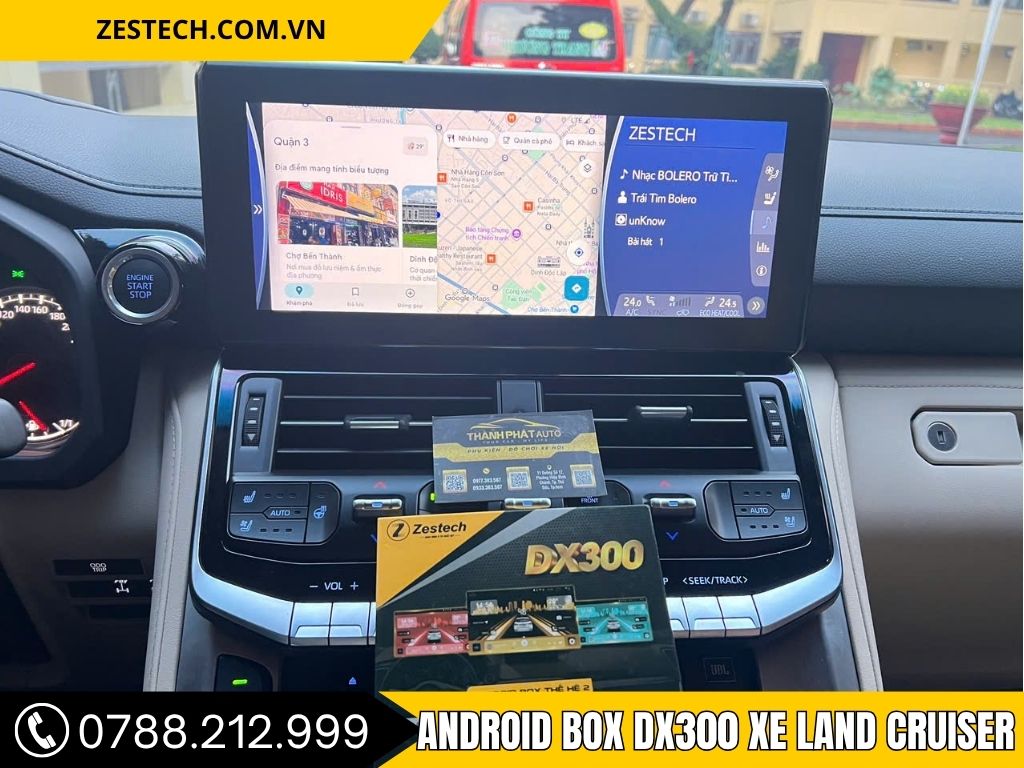 Cận cảnh màn hình trung tâm của xe hiển thị bản đồ Google Maps thông qua thiết bị Android Box DX300 Cho Toyota Land Cruiser. Giao diện hiện rõ chi tiết bản đồ khu vực Quận 3 – TP.HCM