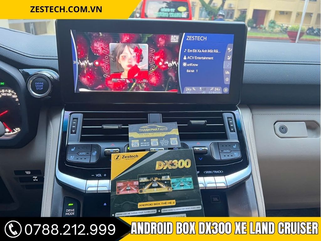 Ảnh chụp Android Box DX300 bên trong xe Toyota Land Cruiser , trên màn hình trung tâm hiển thị giao diện giải trí Zestech đang phát nhạc.