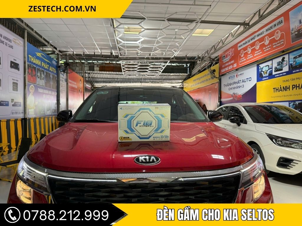 Chiếc Kia Seltos màu đỏ đậu trong gara Thanh Phát Auto, trên nắp capo có đặt hộp đèn gầm X-Light F10 Hyper 2.0.