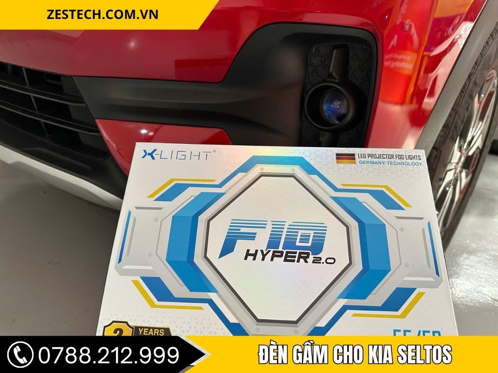 "Hộp đèn gầm X-Light F10 Hyper 2.0 đặt trước đầu xe Kia Seltos màu đỏ, tại Thanh Phát Auto."