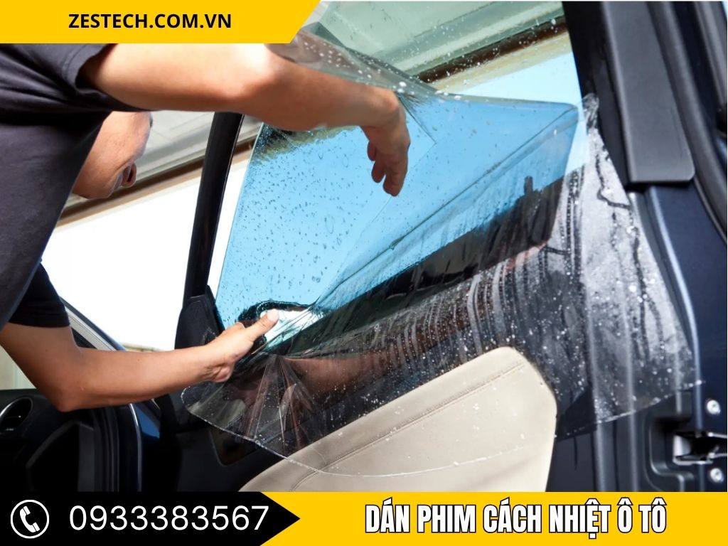 "Quá trình dán phim cách nhiệt ô tô tại Thành Phát Auto, giúp xe giảm nhiệt hiệu quả và tăng sự riêng tư cho người ngồi trong xe."