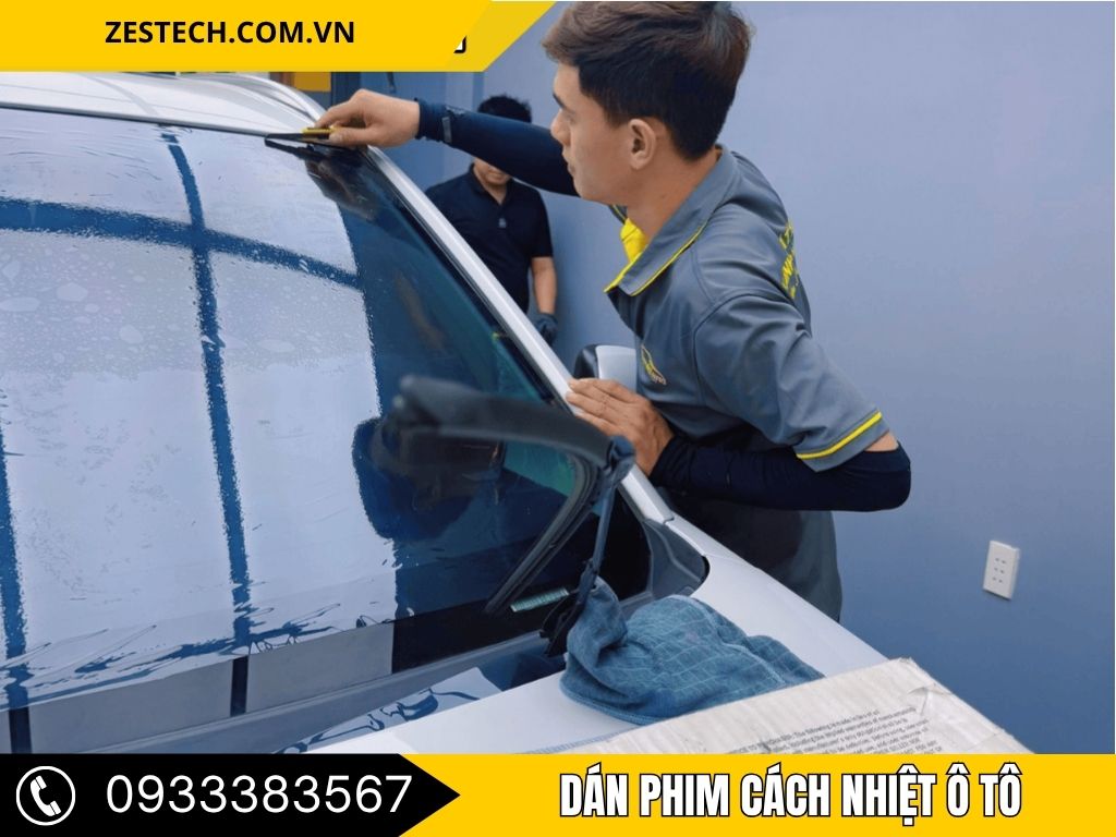 "Dán Phim Cách Nhiệt Ô Tô Tại Nhơn Trạch giúp bảo vệ nội thất xe khỏi ánh nắng trực tiếp và nhiệt độ cao. Chất lượng phim cách nhiệt cao cấp giảm tối đa độ sáng và giữ cho không gian bên trong xe luôn mát mẻ. Hãy đến Thành Phát Auto để trải nghiệm dịch vụ dán phim cách nhiệt với kỹ thuật viên chuyên nghiệp, đảm bảo xe bạn được bảo vệ tốt nhất.