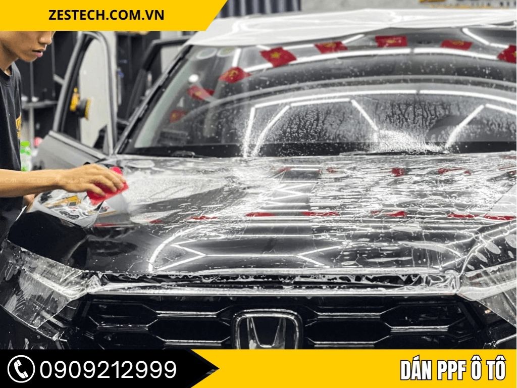 "Hình ảnh xe ô tô đang được dán PPF ô tô tại Đồng Nai, bề mặt sơn xe bóng loáng được bảo vệ bởi lớp phim PPF cao cấp tại Thanh Phát Auto."