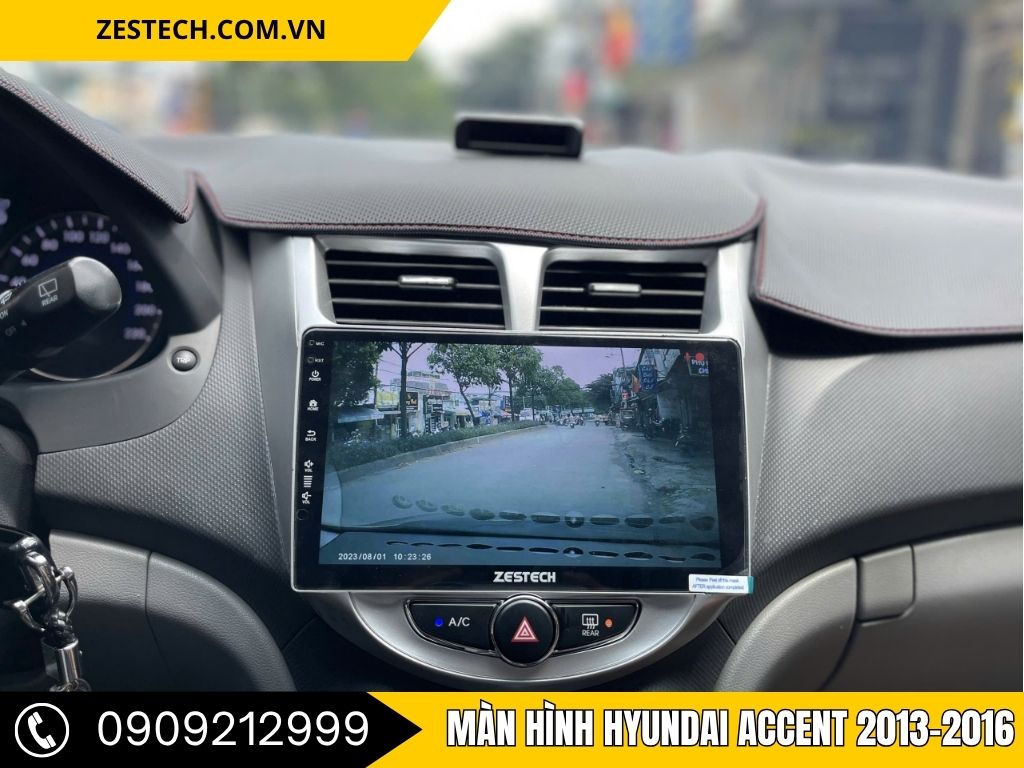 Ảnh thể hiện Màn Hình Hyundai Accent 2013–2016 khi đang hiển thị hình ảnh từ camera lùi. Góc nhìn rõ ràng, hiển thị sắc nét giúp tài xế quan sát phía sau dễ dàng hơn, đặc biệt hữu ích khi đỗ hoặc lùi xe trong không gian hẹp. Đây là tính năng an toàn không thể thiếu khi nâng cấp màn hình Android cho Accent.