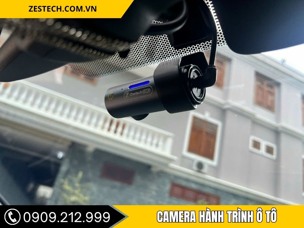 Hình ảnh camera hành trình ô tô được lắp đặt tại trung tâm phụ kiện ô tô tại Long An, hiển thị giao diện điều khiển hiện đại trong khoang nội thất xe.