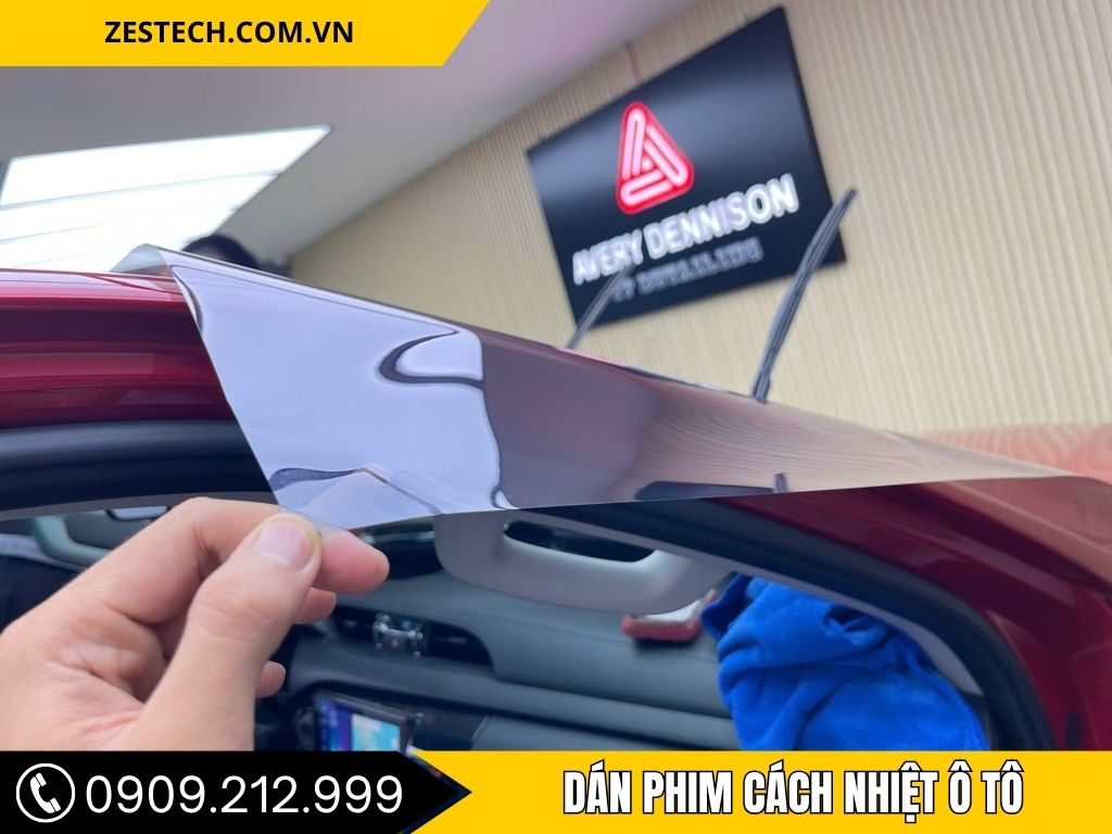 "Lắp đặt phim cách nhiệt cho ô tô tại Biên Hòa tại Thành Phát Auto giúp xe giảm nhiệt và bảo vệ ghế da khỏi sự phai màu