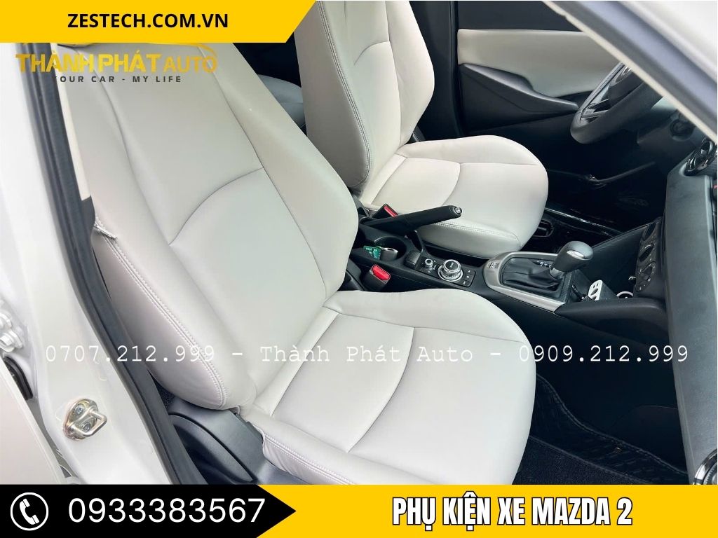 Thợ kỹ thuật Thành Phát Auto đang thi công lắp cho xe Mazda2 – chuyên cung cấp và lắp đặt phụ kiện Mazda2 tại Đồng Nai.”