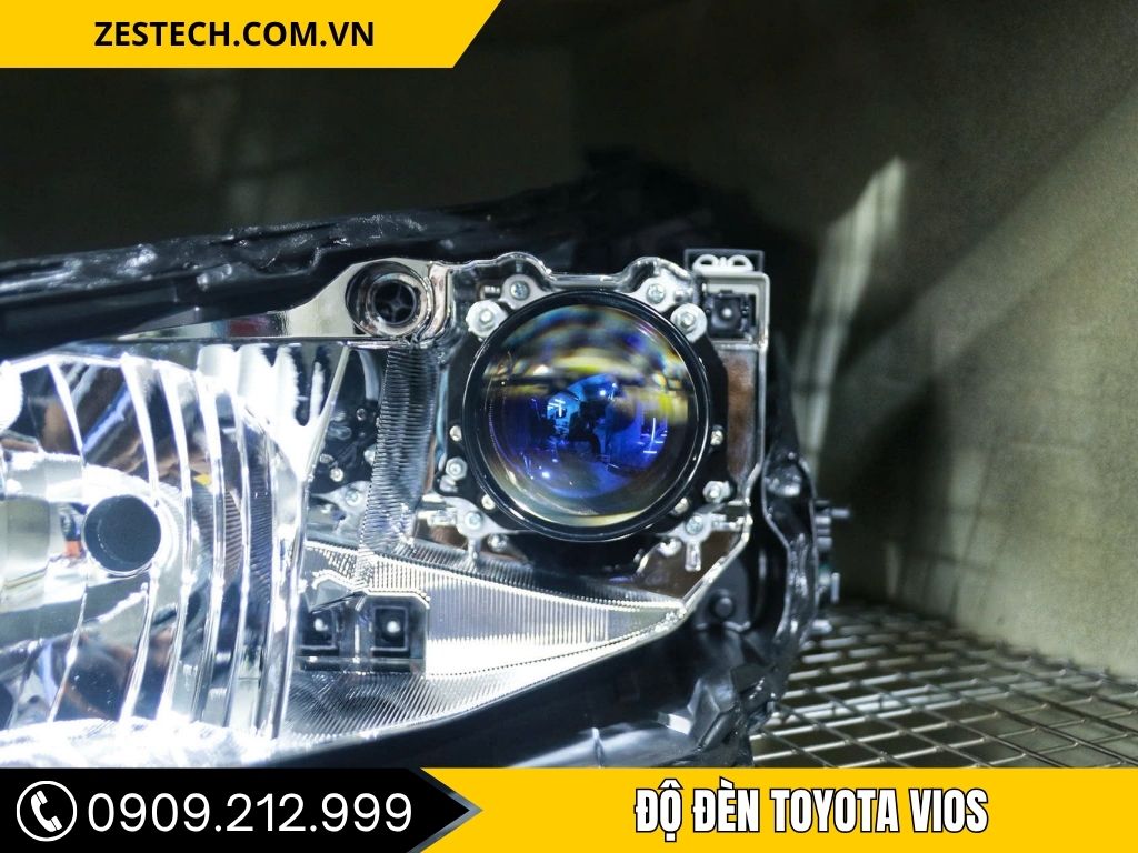 Dịch vụ Độ Đèn Ô Tô Tại Bình Dương tại Thành Phát Auto giúp nâng cấp đèn pha của xe Toyota Vios với công nghệ đèn bi xenon chất lượng cao. Việc thay thế đèn pha mang lại ánh sáng mạnh mẽ hơn, giúp bạn di chuyển an toàn hơn vào ban đêm.