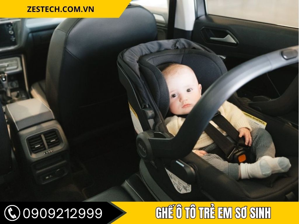 Ghế ô tô trẻ em sơ sinh lắp trên hàng ghế sau, đảm bảo an toàn cho bé dưới 1 tuổi khi di chuyển.