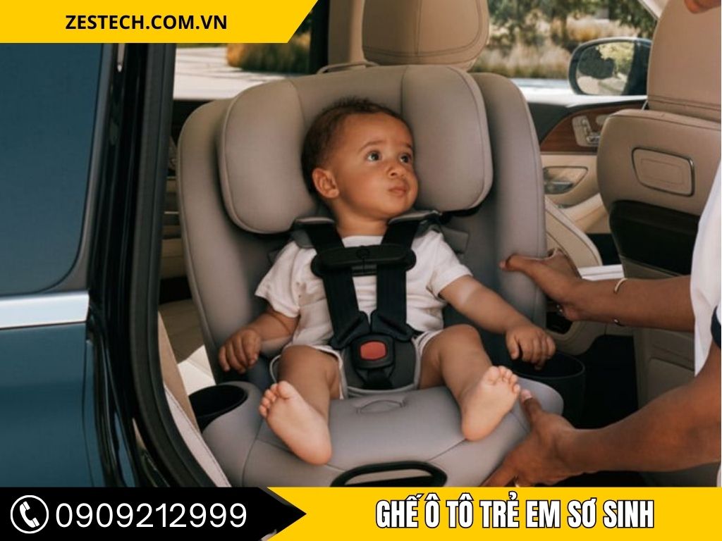 Ghế ô tô trẻ em sơ sinh với dây đai 5 điểm, bảo vệ bé khỏi rung lắc và va chạm khi xe di chuyển.