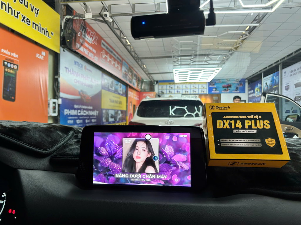 Giao diện Android Box hiển thị các ứng dụng Google Maps và YouTube trên màn hình ô tô