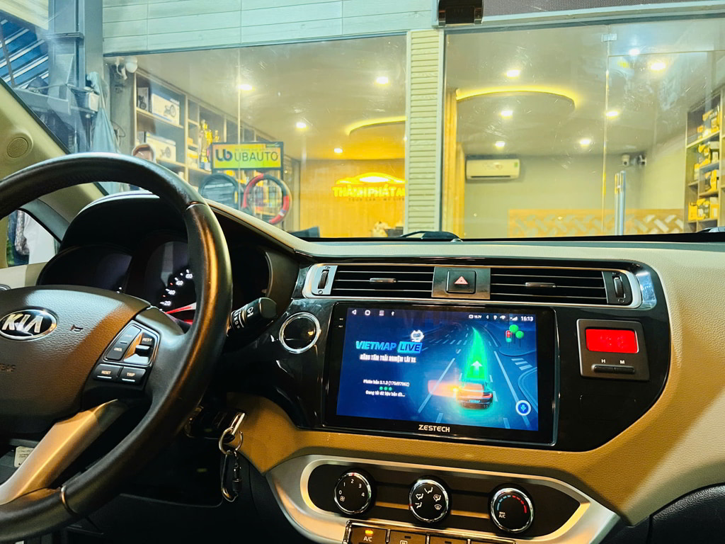 So sánh màn hình Android ô tô giá rẻ trôi nổi và màn hình Android chính hãng