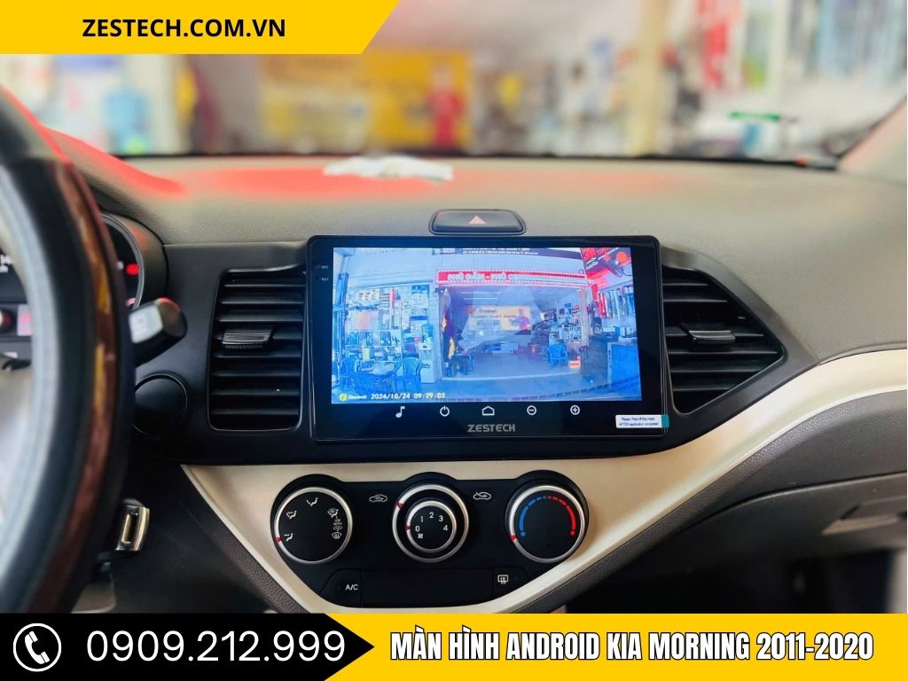 Màn hình hiển thị hình ảnh phía sau xe khi vào số lùi trong điều kiện đô thị.