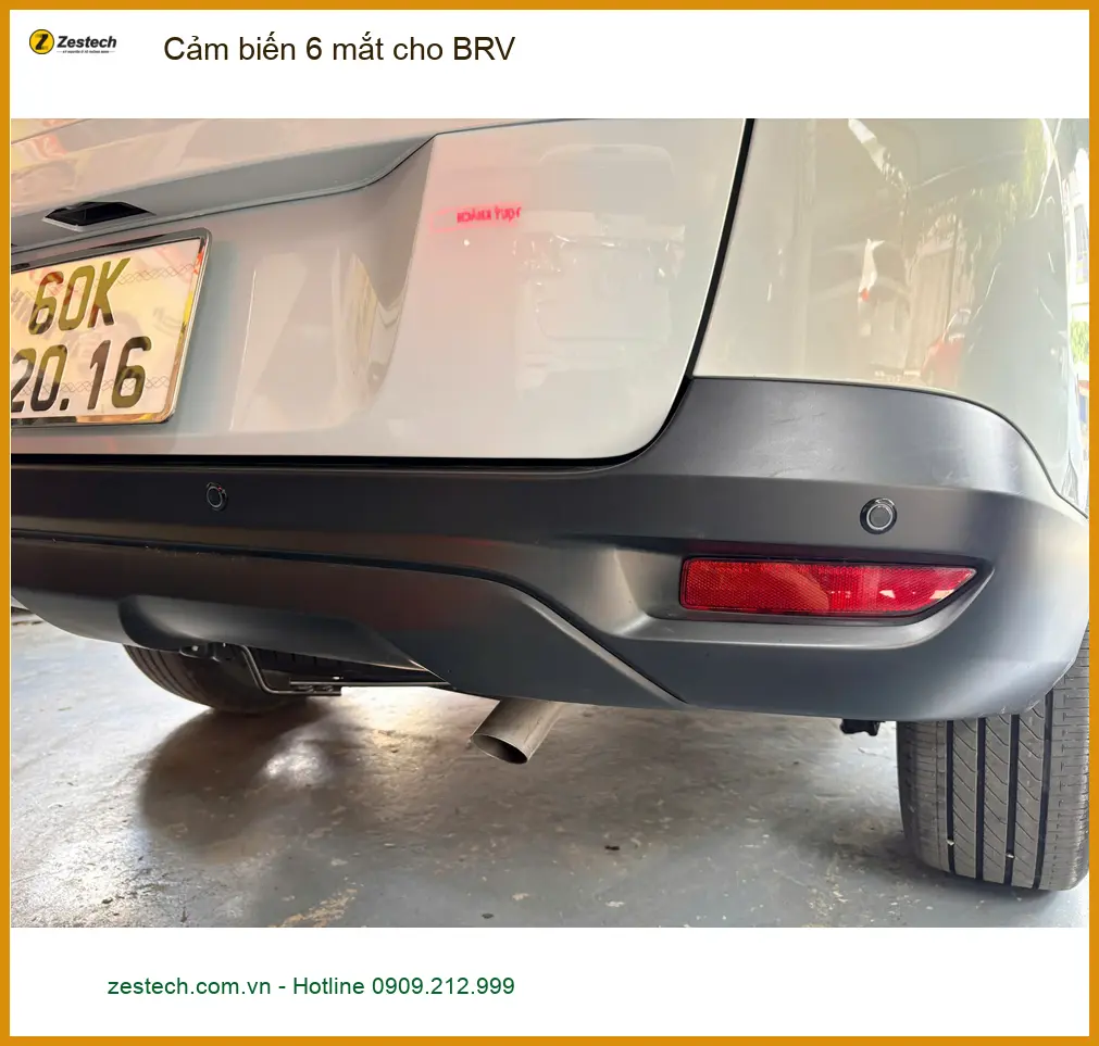 Anh Quang lắp cảm biến 6 mắt cho BRV tại Hóc Môn để dễ lùi xe vào bãi đỗ chật hẹp