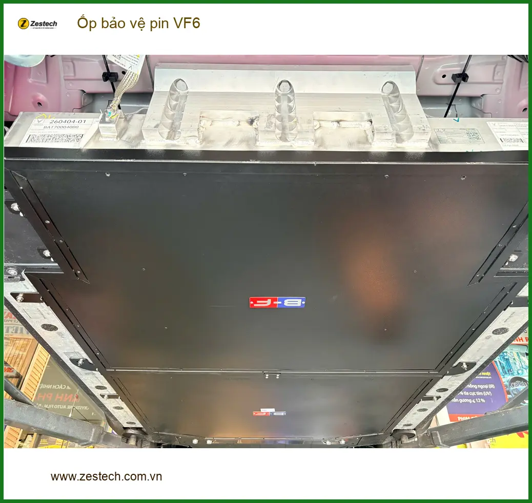 Anh Duy lắp ốp bảo vệ pin cho VinFast VF6 tại Quận 12 để tránh va đập gầm xe
