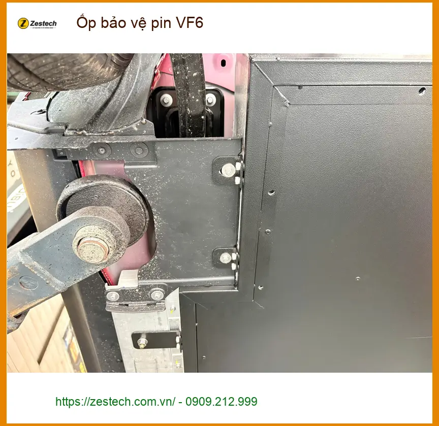 Anh Duy lắp ốp bảo vệ pin cho VinFast VF6 tại Quận 12 để tránh va đập gầm xe ảnh thực tế 2