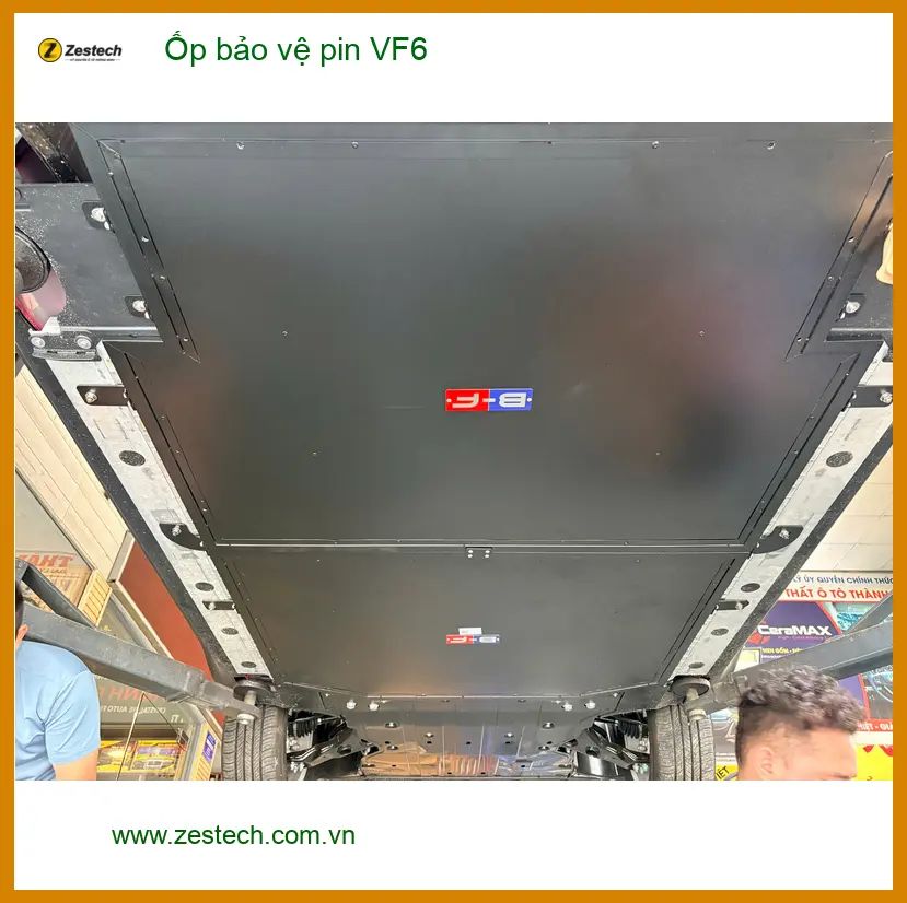 Anh Duy lắp ốp bảo vệ pin cho VinFast VF6 tại Quận 12 để tránh va đập gầm xe ảnh thực tế 3