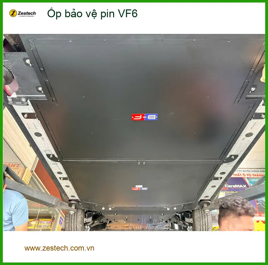 Chị Thanh lắp ốp bảo vệ pin VinFast VF6 tại Quận 2 để tăng độ bền cho xe