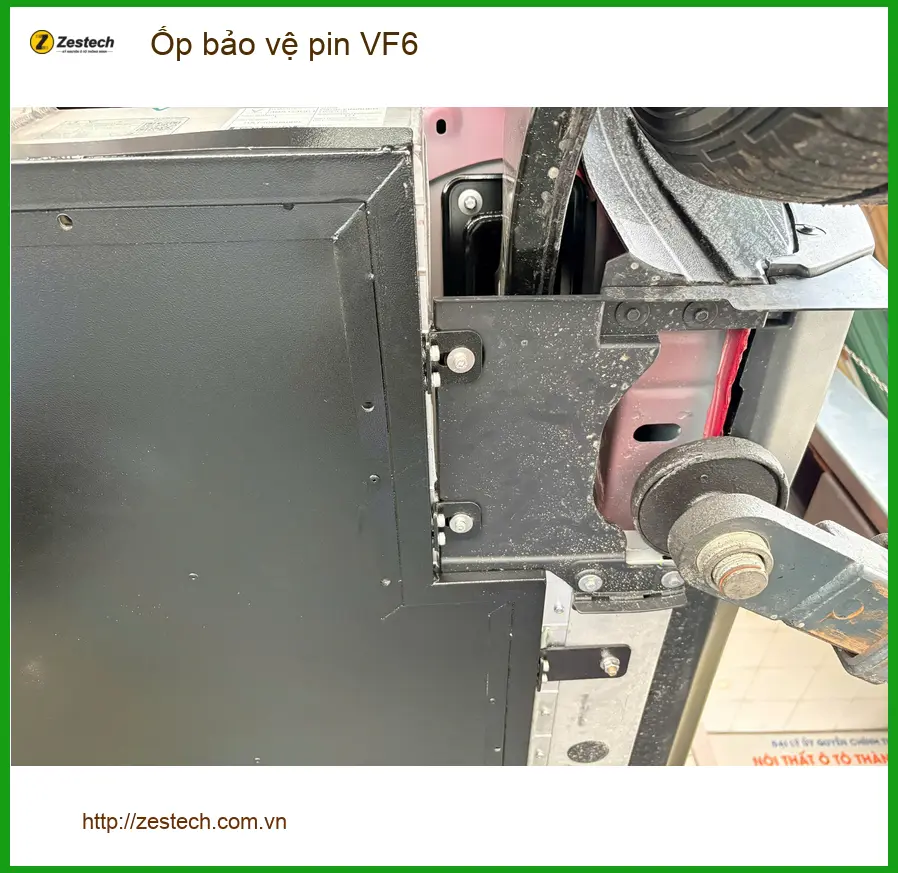 Chị Thanh lắp ốp bảo vệ pin VinFast VF6 tại Quận 2 để tăng độ bền cho xe ảnh thực tế 3