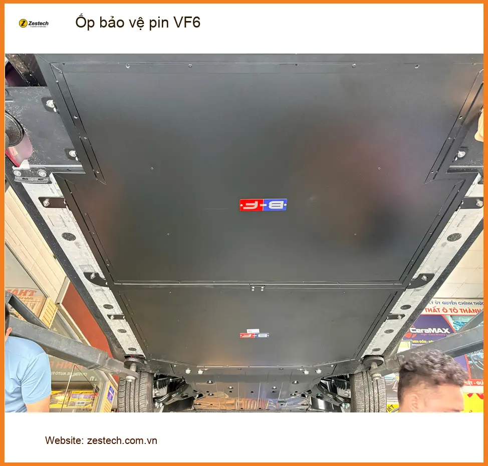 Anh Quang lắp ốp bảo vệ pin VinFast VF6 tại Thủ Đức để tăng độ bền cho xe ảnh thực tế 3