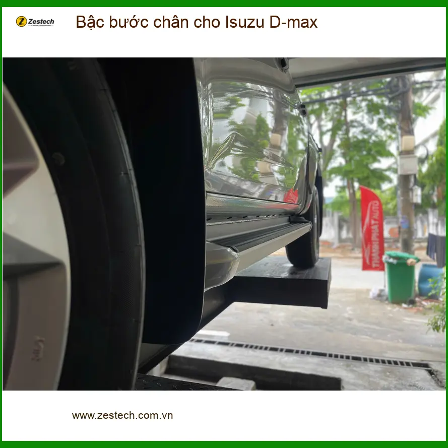 Anh Quang lắp bậc bước chân Isuzu D-max tại Gò Vấp, lên xuống dễ dàng