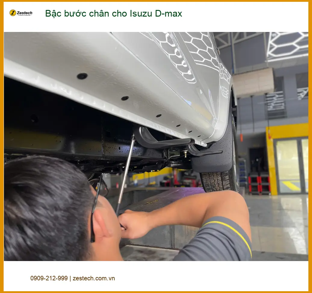 Anh Quang lắp bậc bước chân Isuzu D-max tại Gò Vấp, lên xuống dễ dàng ảnh thực tế 2