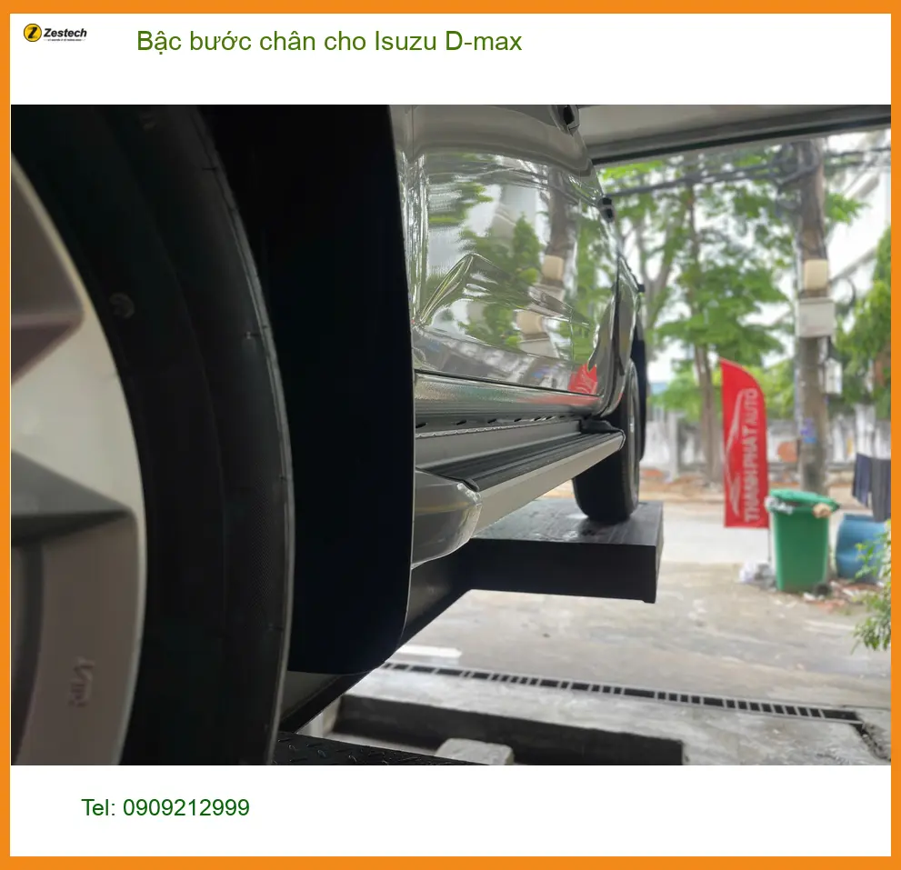Chú Minh lắp bậc bước chân Isuzu D-max tại Quận 6 để xe thêm vững chãi.