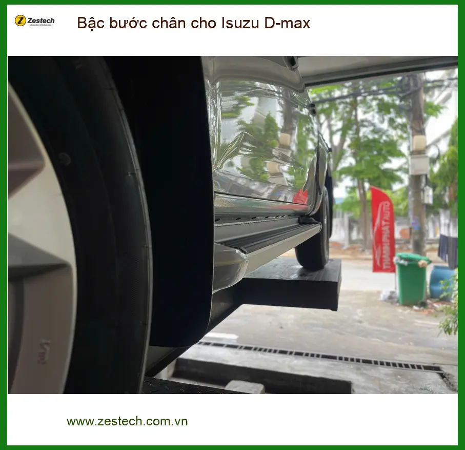 Anh Tấn lắp bậc bước chân cho Isuzu D-max ở Quận Bình Tân để tiện lên xuống