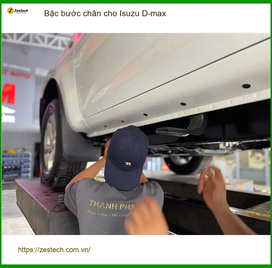 Chú Minh lắp bậc bước chân Isuzu D-max tại Quận 6 để xe thêm vững chãi. ảnh thực tế 2