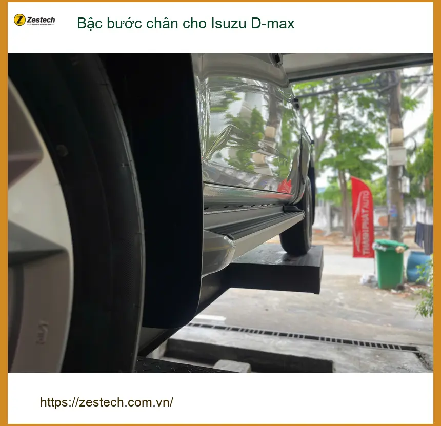Anh Cường lắp bậc bước chân Isuzu D-max tại Quận 4 để tiện lên xuống