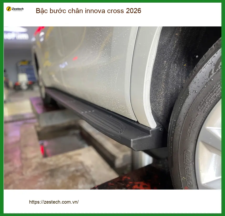 Anh Tùng gắn bậc bước chân Innova Cross 2026 tại Gò Vấp cho vợ con tiện di chuyển