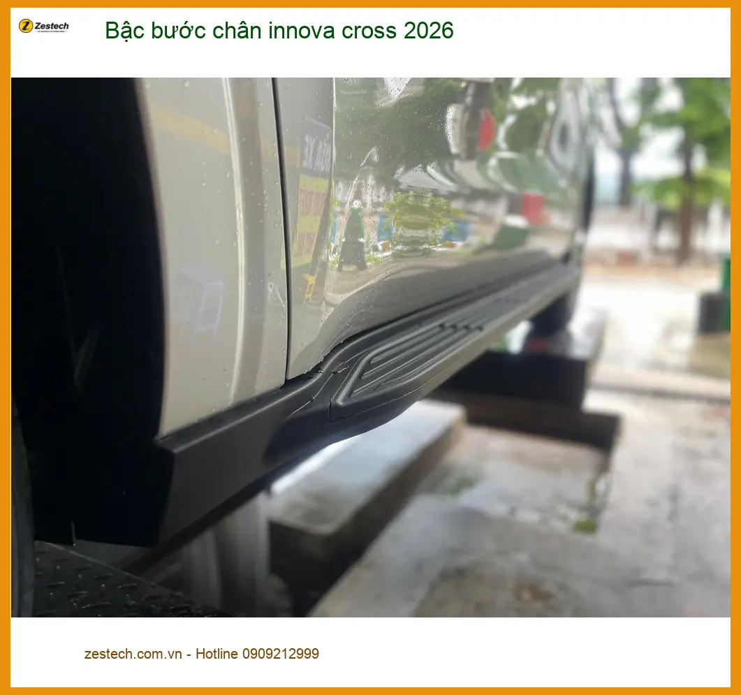 Anh Tùng gắn bậc bước chân Innova Cross 2026 tại Gò Vấp cho vợ con tiện di chuyển ảnh thực tế 2