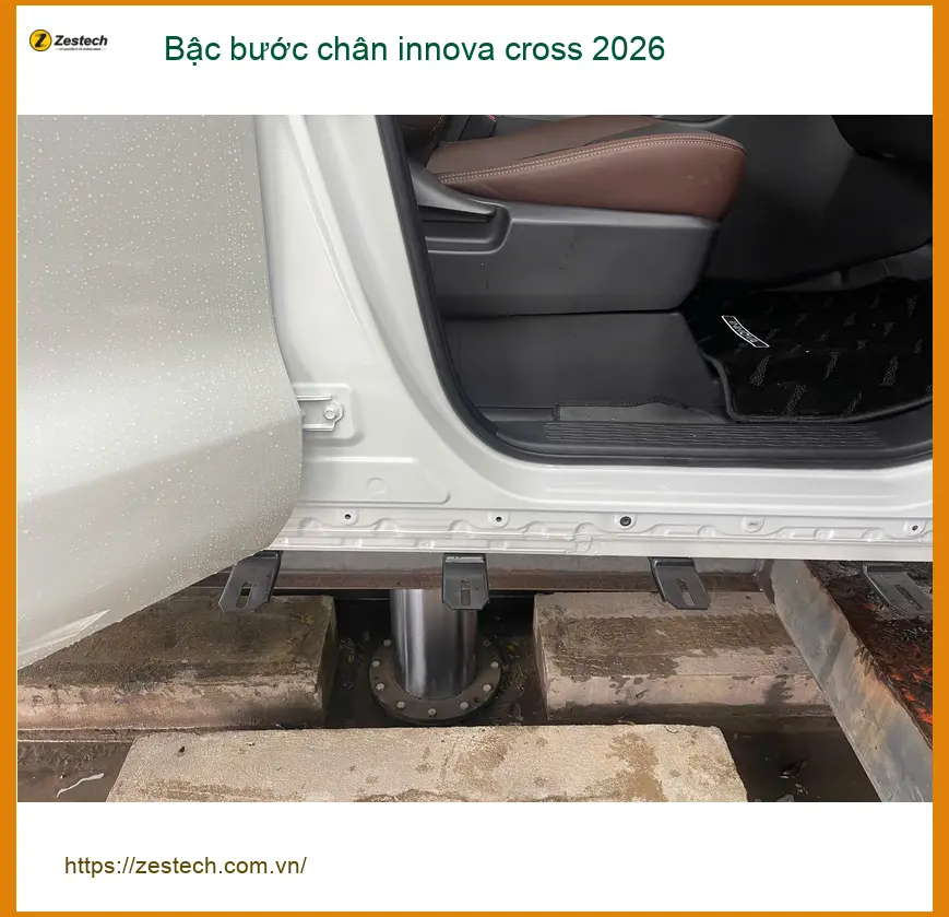 Anh Tùng gắn bậc bước chân Innova Cross 2026 tại Gò Vấp cho vợ con tiện di chuyển ảnh thực tế 3