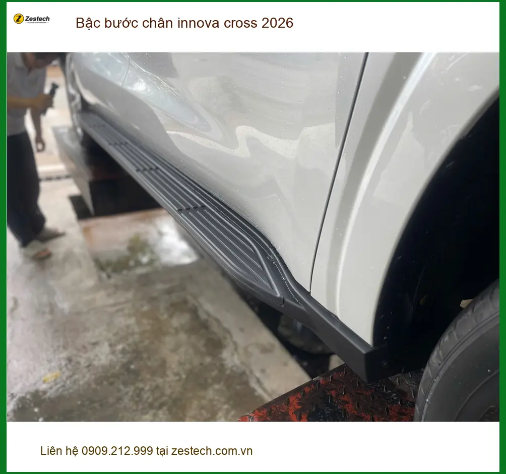 Anh Tùng gắn bậc bước chân Innova Cross 2026 tại Gò Vấp cho vợ con tiện di chuyển ảnh thực tế 4