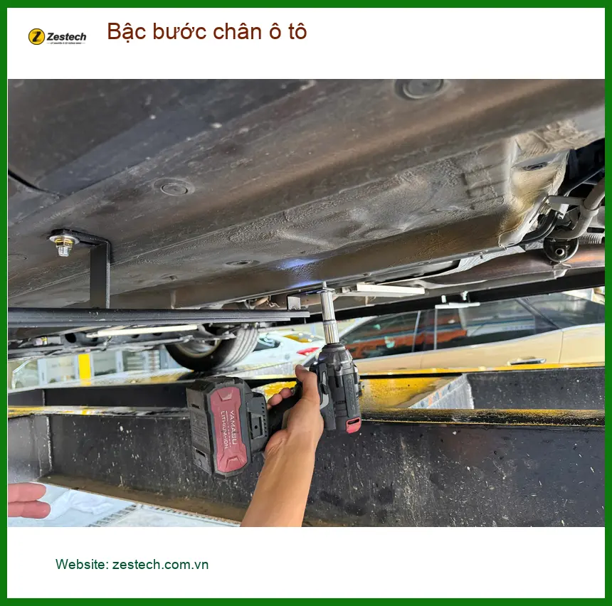 Anh Quang lắp bậc bước chân ô tô cho Mitsubishi Outlander tại Thủ Đức ảnh thực tế 4