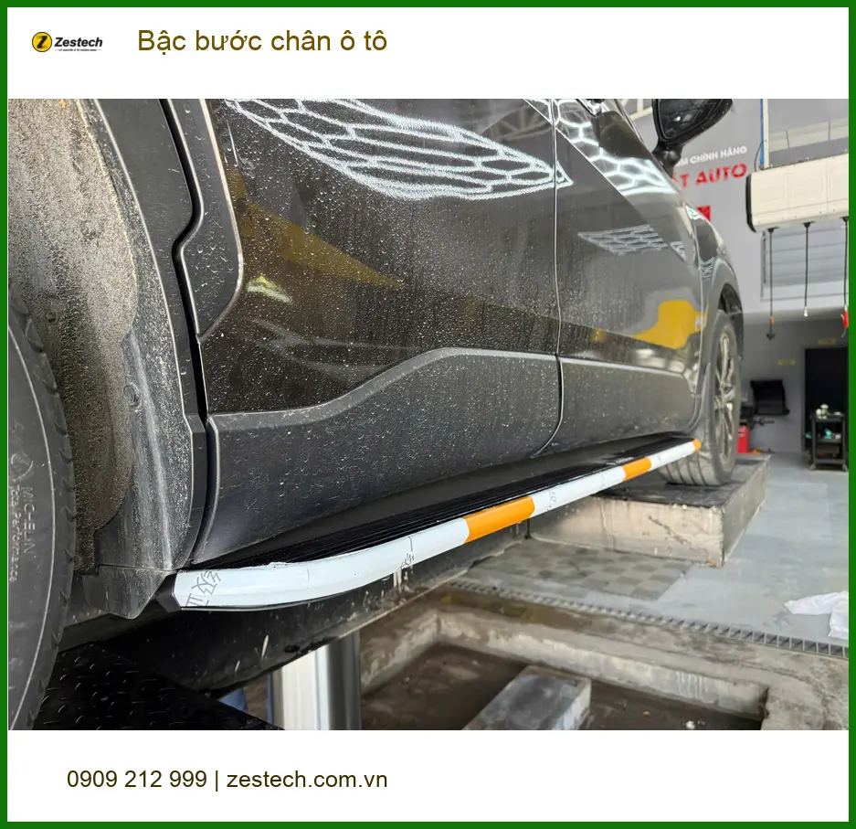 Anh Tùng lắp bậc bước chân ô tô cho Ford Everest tại Quận 7 để gia đình tiện lên xuống ảnh thực tế 2