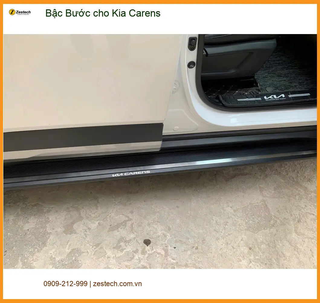 Anh Tấn lắp bậc bước cho Kia Carens tại Quận 5 để gia đình tiện lên xuống xe hơn