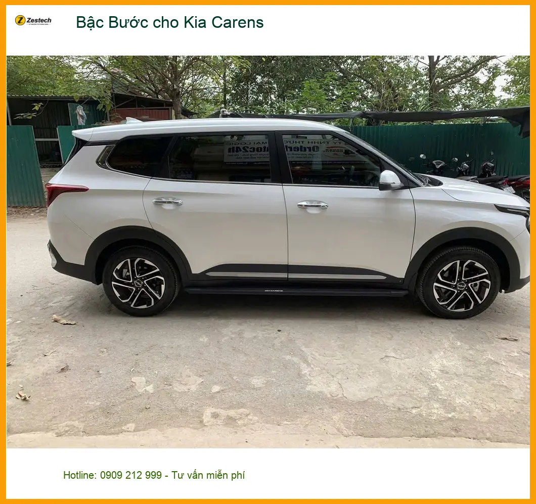 Anh Tấn lắp bậc bước cho Kia Carens tại Quận 5 để gia đình tiện lên xuống xe hơn ảnh thực tế 2