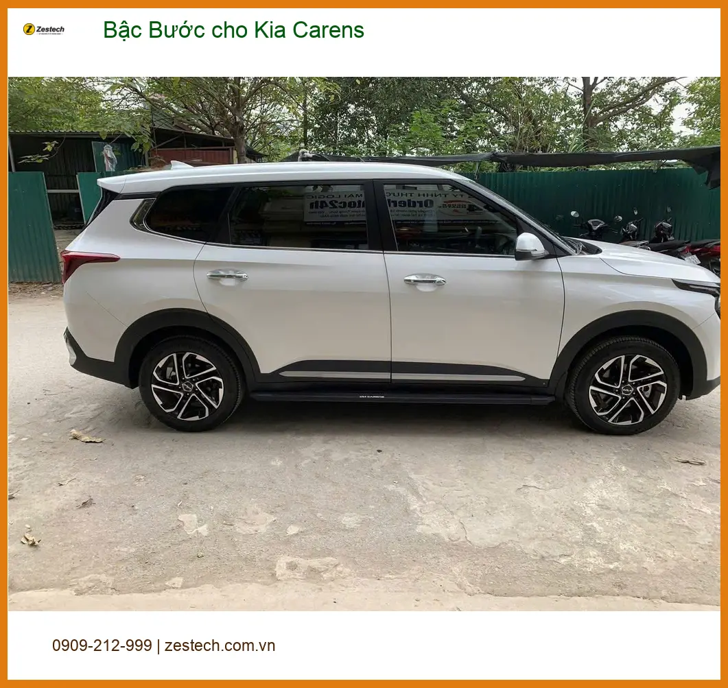Anh Tấn lắp Bậc Bước cho Kia Carens tại Quận 2 để gia đình lên xuống xe dễ dàng ảnh thực tế 2