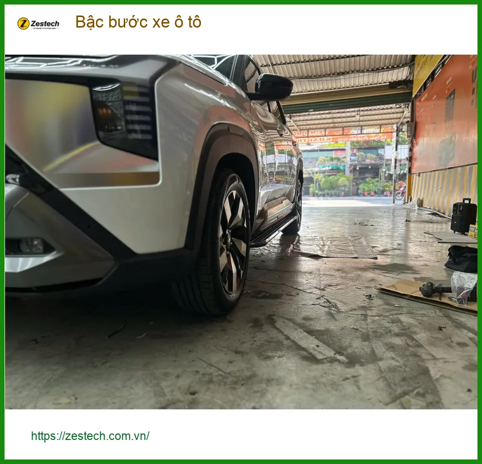 Anh Tùng lắp bậc bước xe ô tô Suzuki XL7 tại Quận 12 để lên xuống xe tiện hơn
