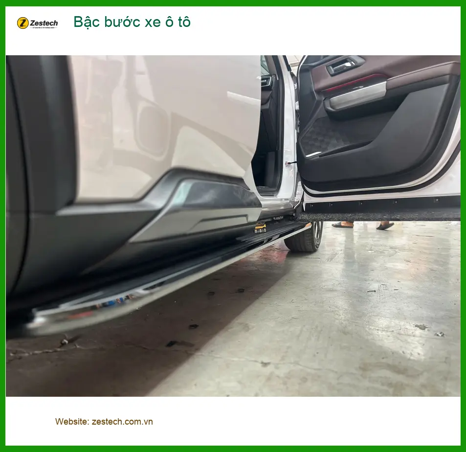 Anh Tùng lắp bậc bước xe ô tô Suzuki XL7 tại Quận 12 để lên xuống xe tiện hơn ảnh thực tế 2