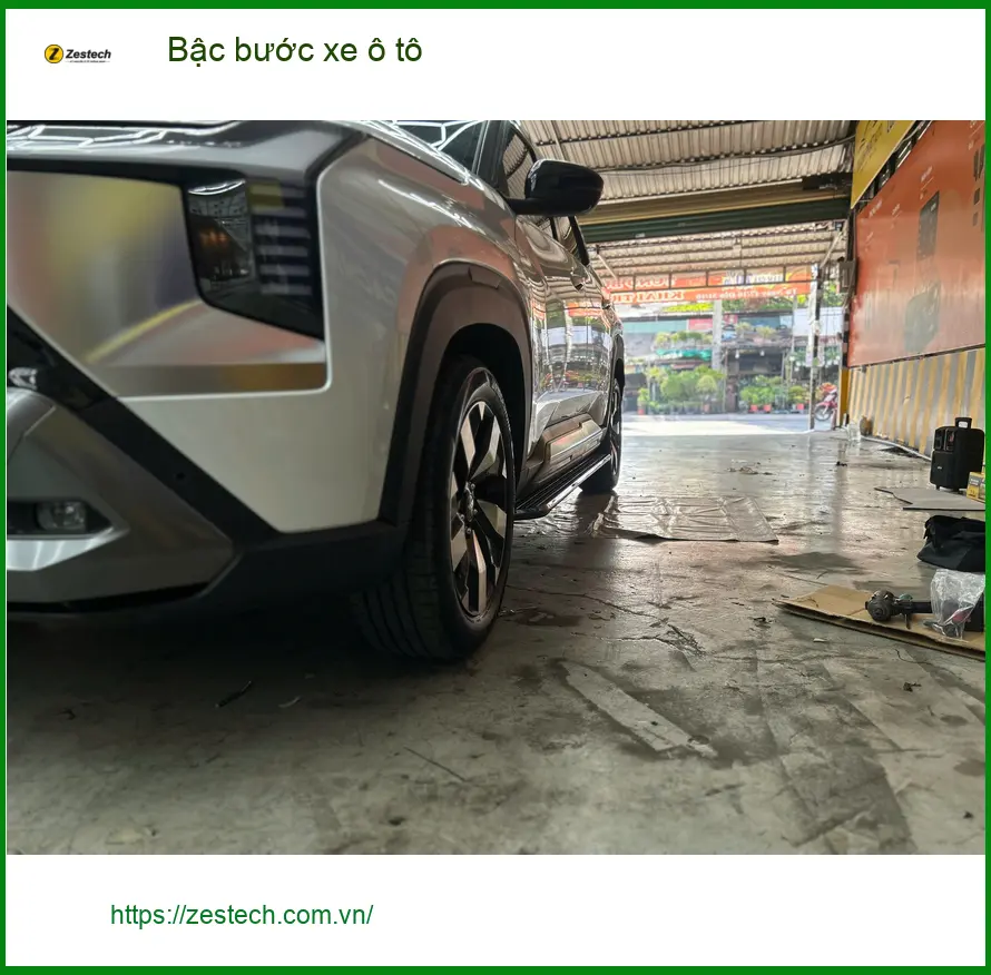 Anh Dũng lắp bậc bước xe Kia Carnival tại Quận 9 để gia đình dễ dàng lên xuống