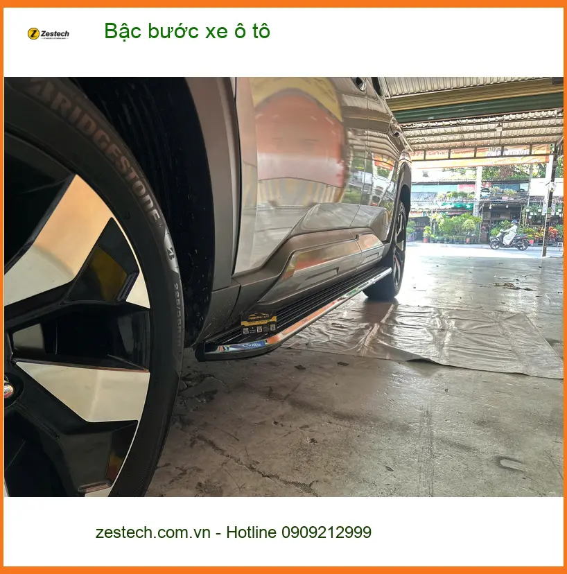 Anh Dũng lắp bậc bước xe Kia Carnival tại Quận 9 để gia đình dễ dàng lên xuống ảnh thực tế 2
