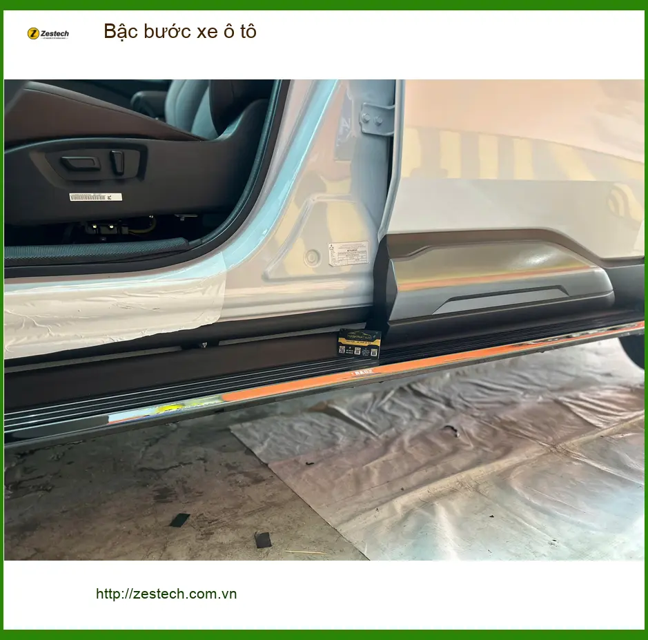 Anh Dũng lắp bậc bước xe Kia Carnival tại Quận 9 để gia đình dễ dàng lên xuống ảnh thực tế 4