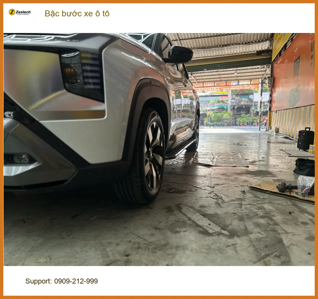 Cô Thảo lắp bậc bước xe ô tô Kia Sorento tại Quận 7 để bé nhỏ lên xuống tiện lợi hơn