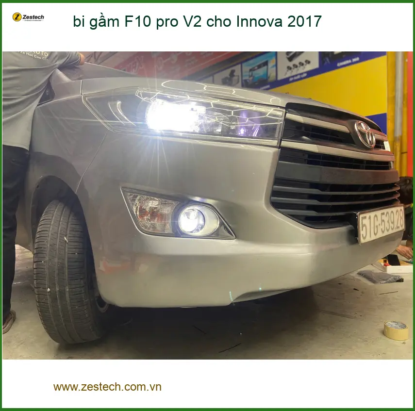 Cô Thủy lắp bi gầm F10 Pro V2 cho Innova 2017 tại Quận 5 vì đèn zin quá yếu ảnh thực tế 3