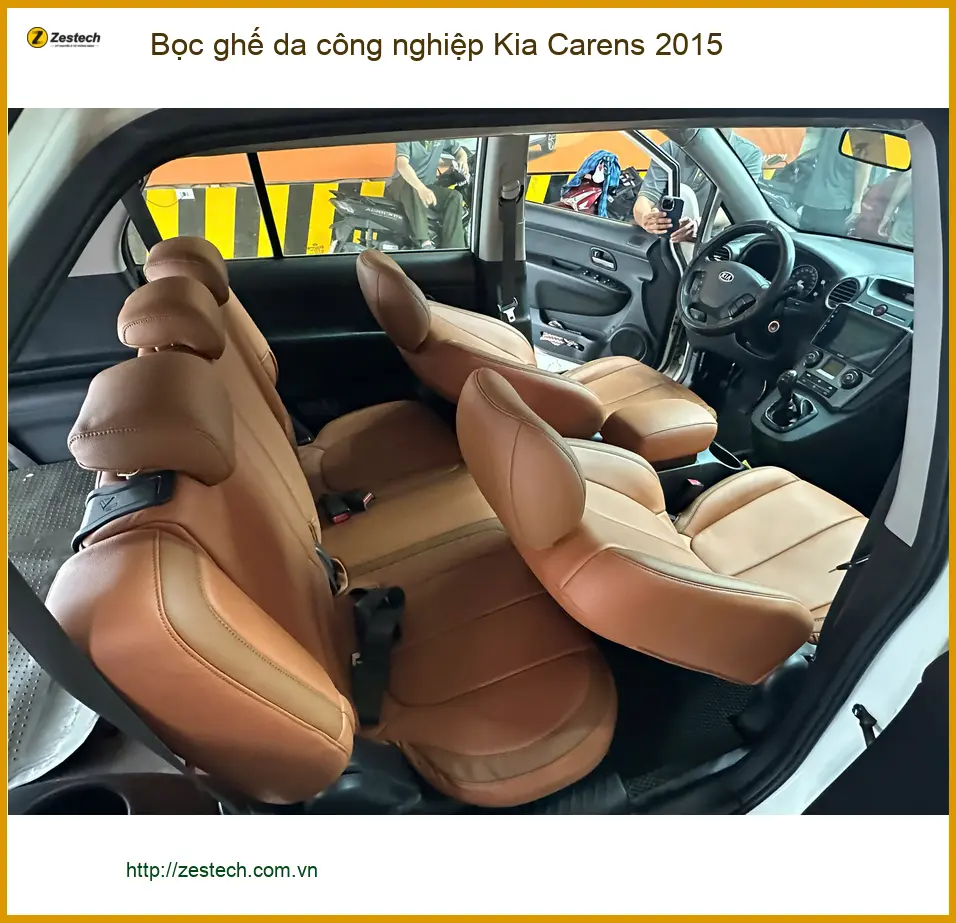 Chị Thảo bọc ghế da công nghiệp Kia Carens 2015 Quận 1 để nội thất luôn sạch đẹp ảnh thực tế 3