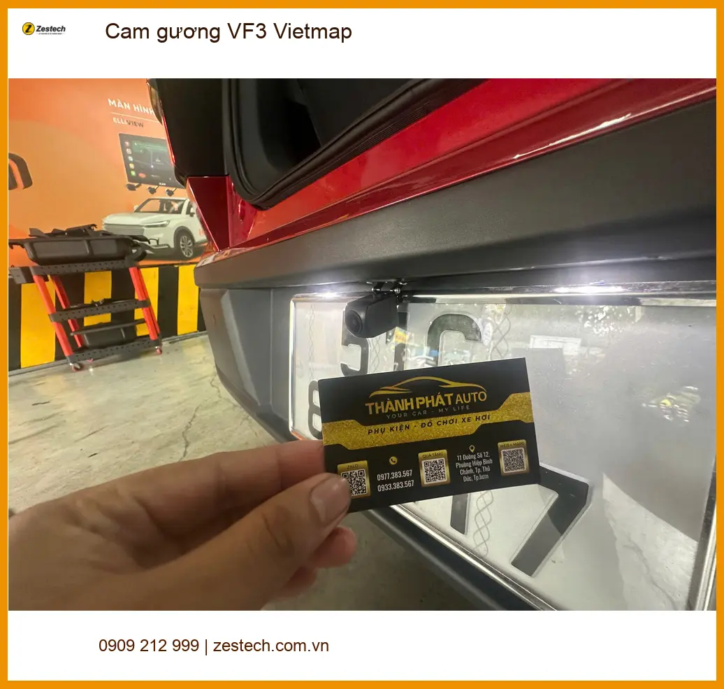 Chị Thu lắp Cam gương Vietmap cho VinFast VF3 tại Hóc Môn để ghi lại hành trình rõ nét